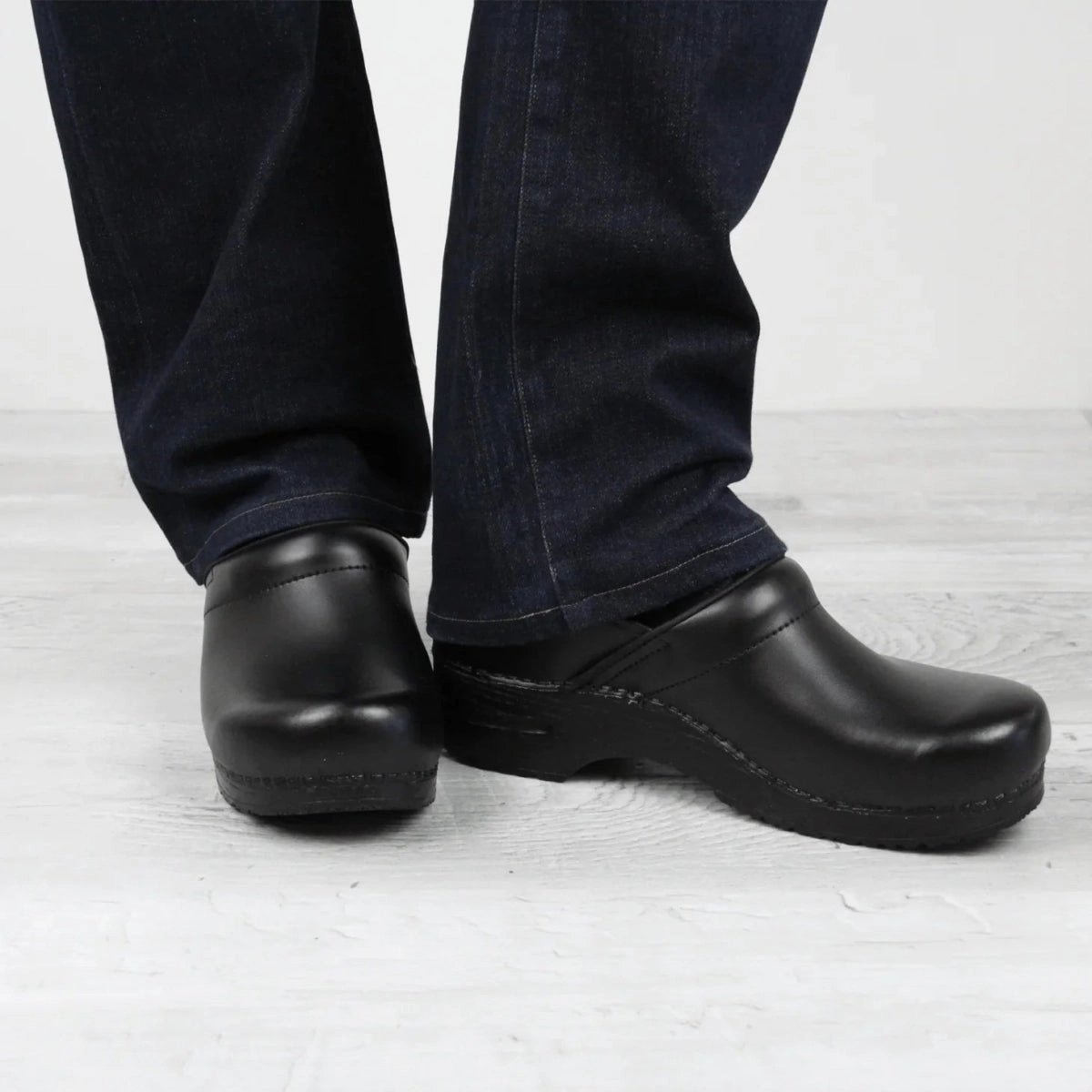 temperature regulation Sanita Professional Pu Men Clog In Black