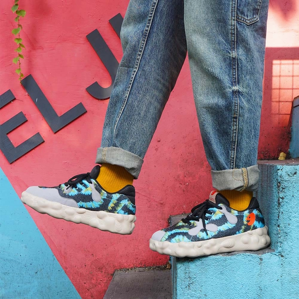 Aurora Figueras I Men Pavement Walk