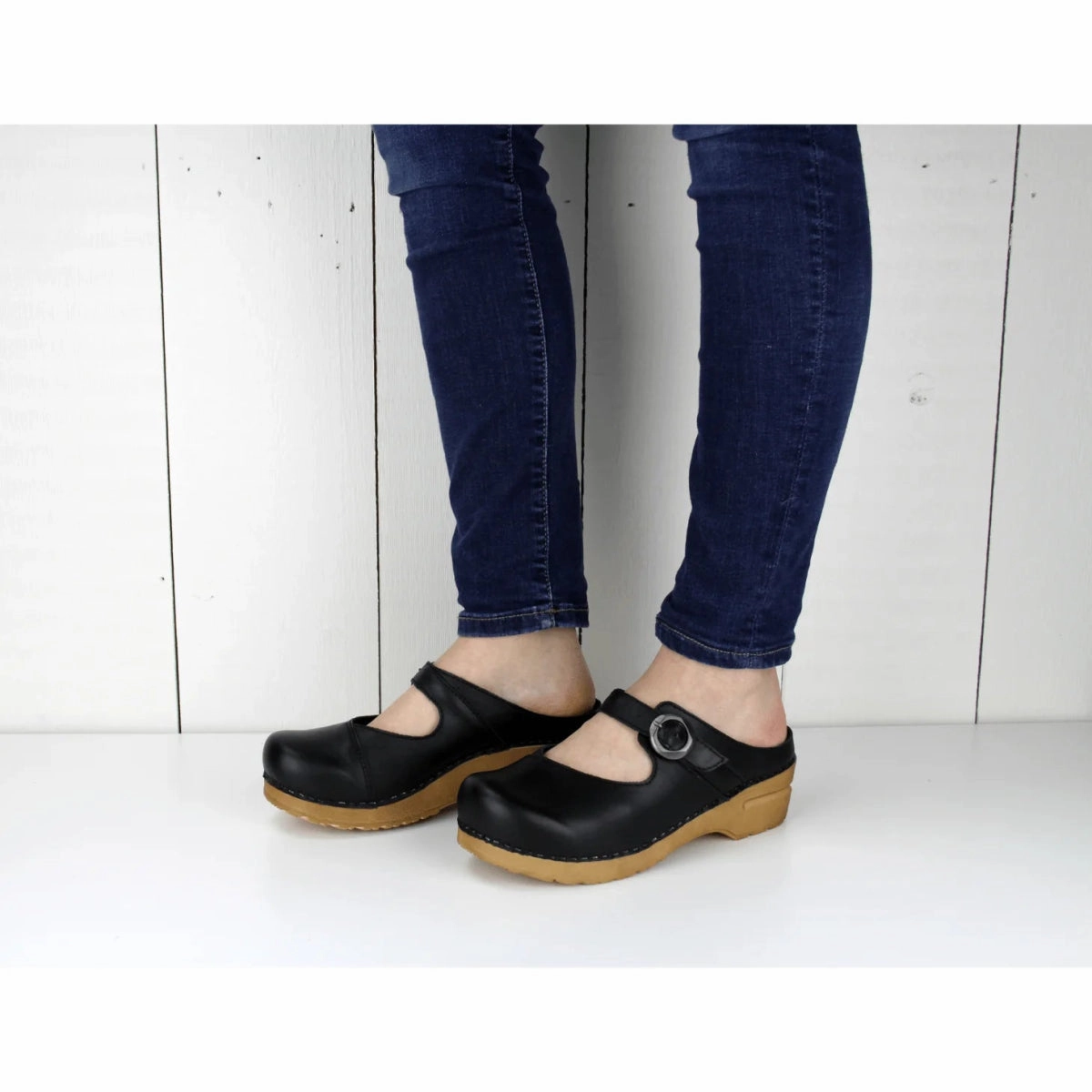 Odor Eliminating Fabric Vented Airflow Channels Sanita Chester Womens Adjustable Clog In Black