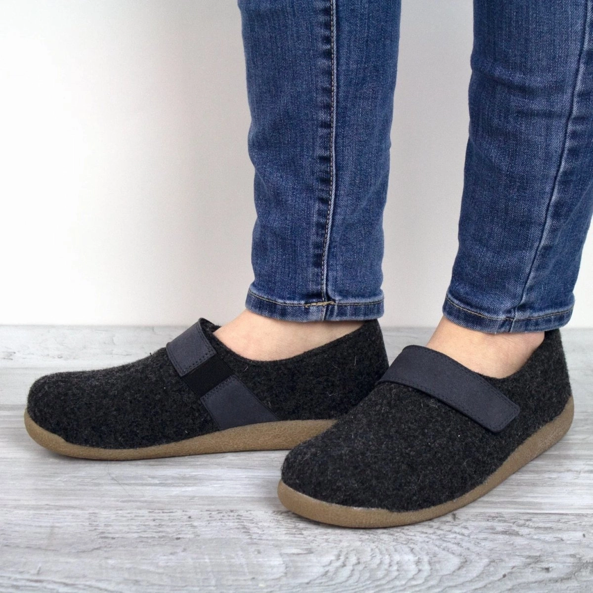 Weekend Ready Airy Fit Sanita Varde Slipper Unisex In Charcoal