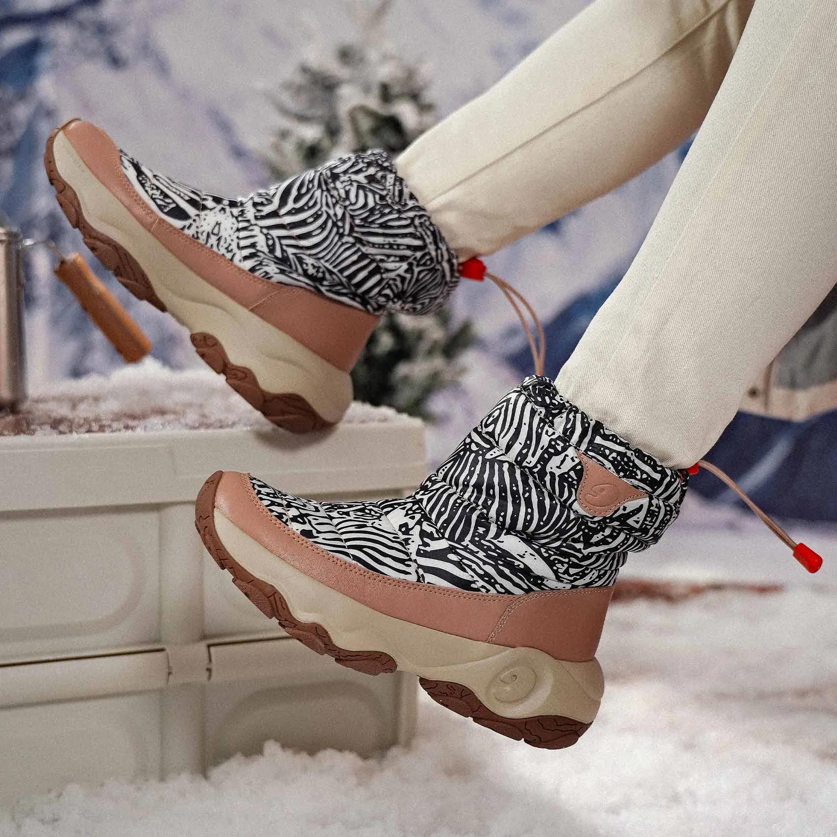 Clean Lines Mud Resistant Hiking Trails Wild Black & White Cazorla IV Women