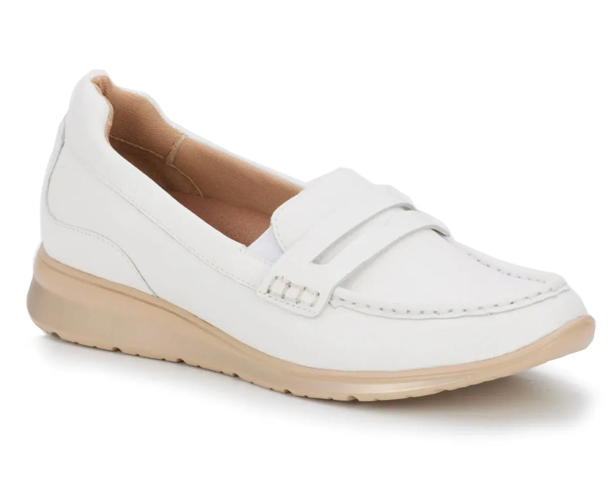Medallion Perforation Walking Cradles Wc Dannon Women Loafer In White Tumbled Leather